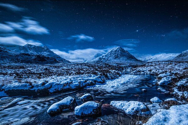 Bergtal in frostiger Nacht