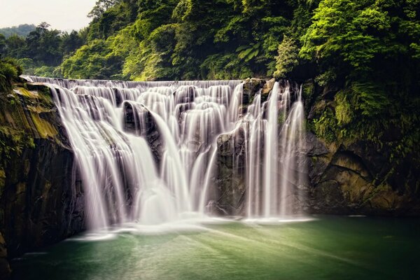 Magischer Wasserfall im Wald in Taiwan