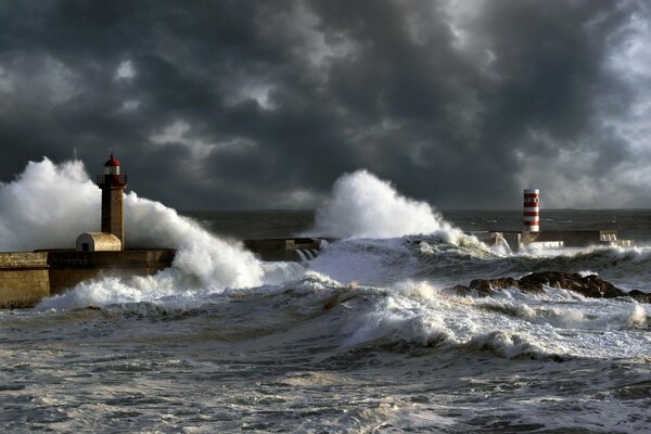 Tormenta en la costa con olas sobre el faro