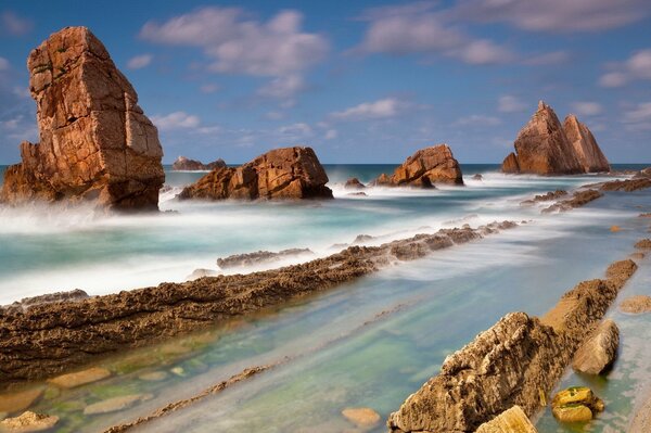 Paisaje acuático natural de rocas y salientes