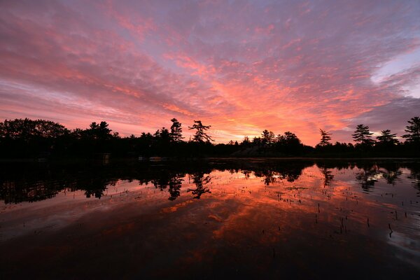 Coucher de soleil orange sur le ciel nuageux au Canada