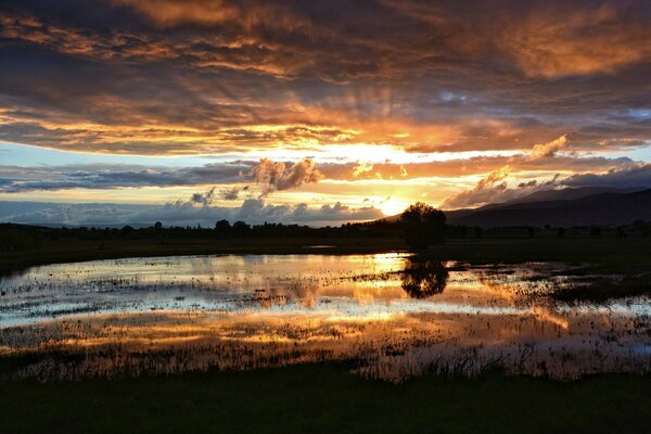 Atardecer en el silencio de la naturaleza