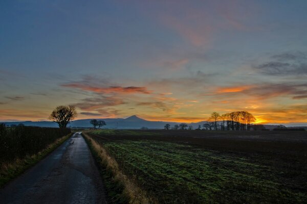 Der Weg in die Berge bei Sonnenuntergang