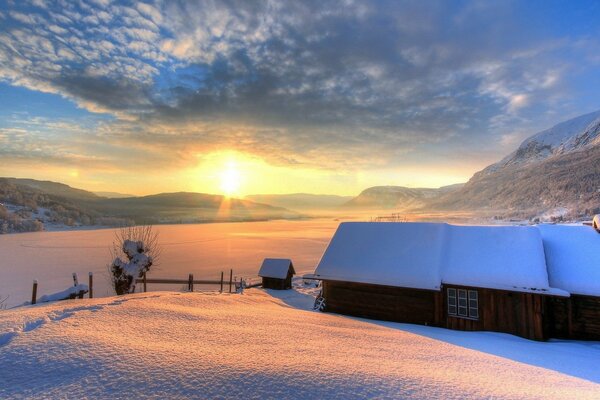 Maison en bois noyé dans la neige