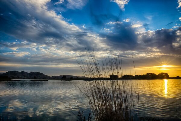 Sonnenaufgang am Morgen am See