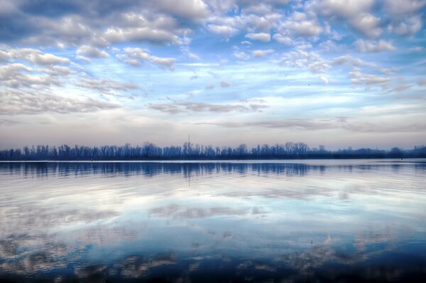 Mañana helada en un lago congelado