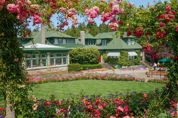 Wunderschöner Garten mit Blumen und Rasen in Italien