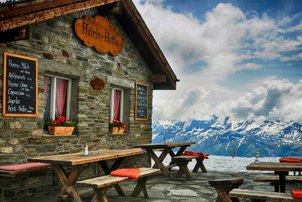 Foto di una capanna nelle montagne innevate. Hotel in campagna