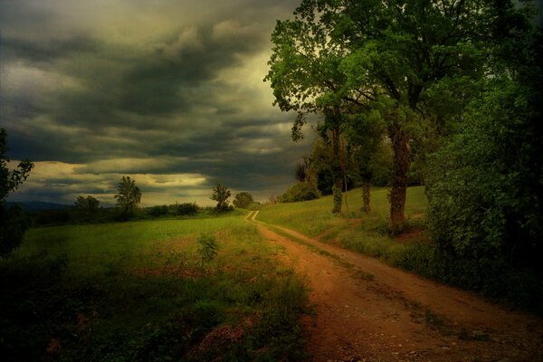 Eine Landschaft mit einer Straße und großen Wolken