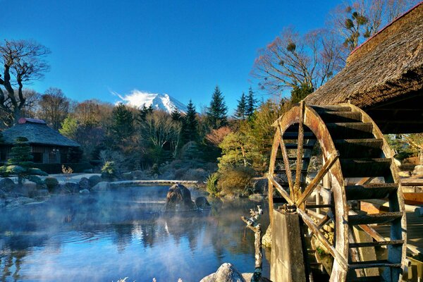 Moulin à eau au pied de la montagne