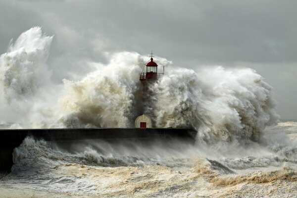 Fuerte tormenta olas ahogan faro