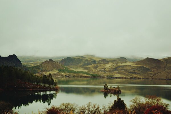 Lago de niebla en las montañas en otoño