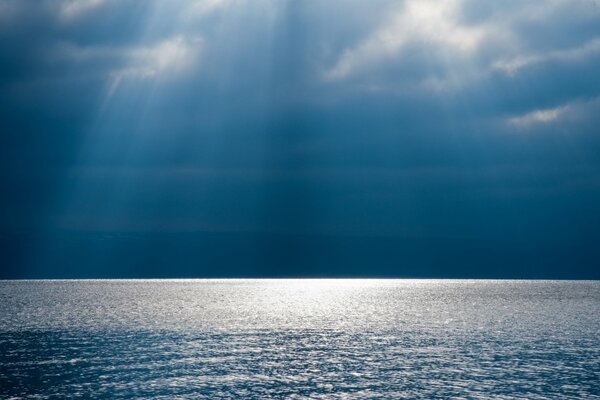 Die Sonnenstrahlen brechen durch die Wolken