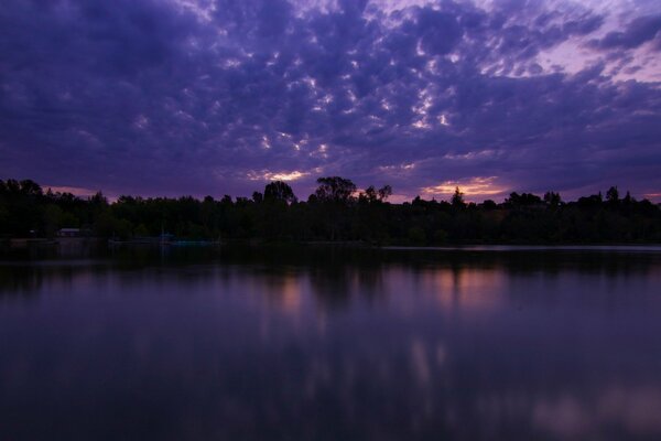 Le crépuscule violet se reflète dans le lac