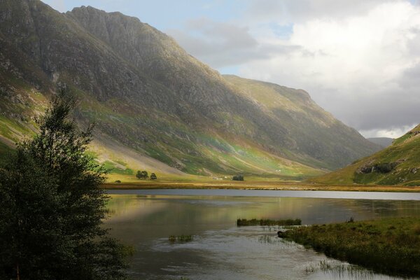 Natura pacifica nelle basse montagne vicino al fiume britannico