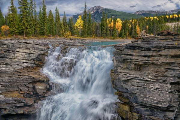 Ein mächtiger Wasserfall bricht von der Klippe ab