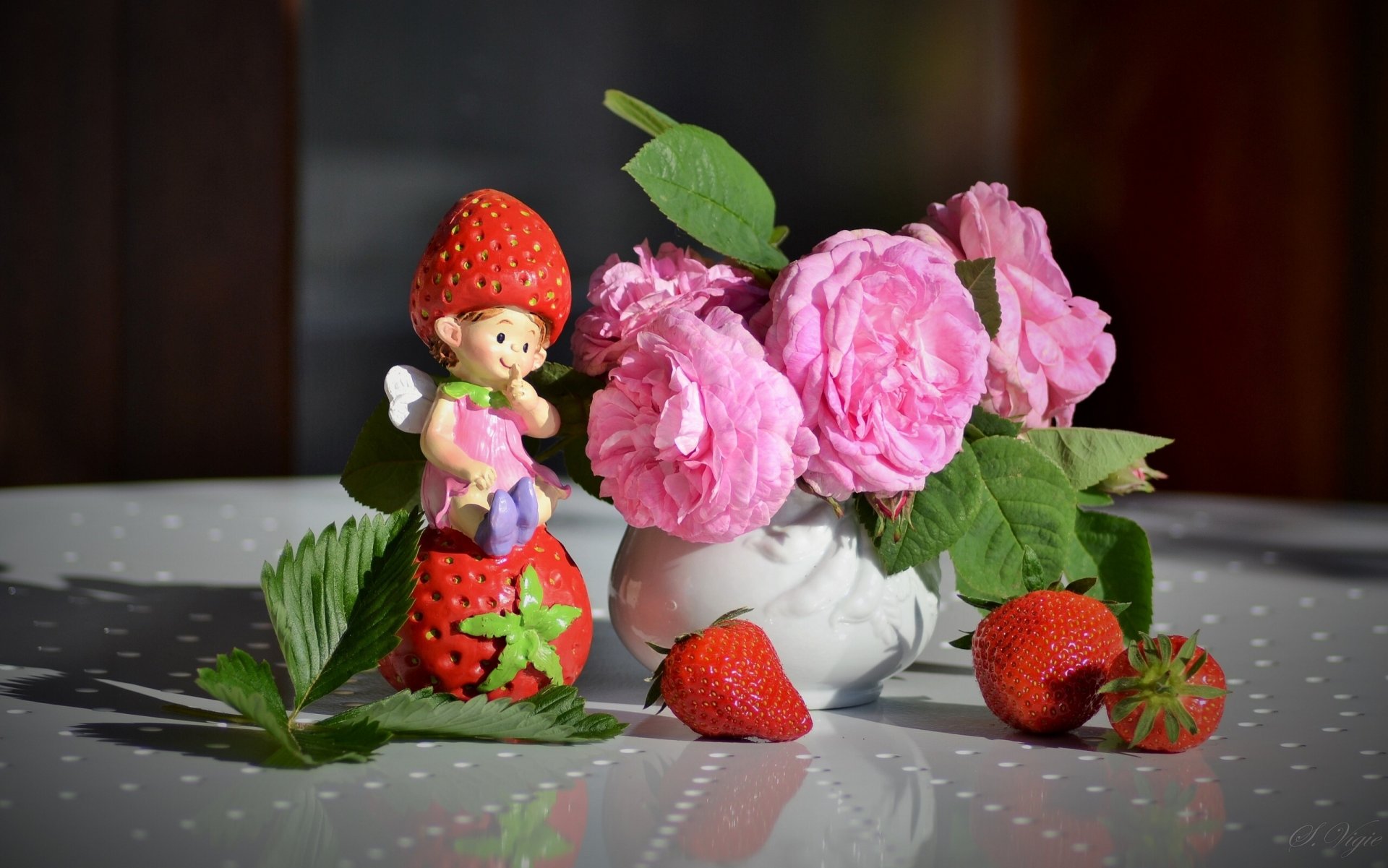 roses baies fraises statuette nature morte