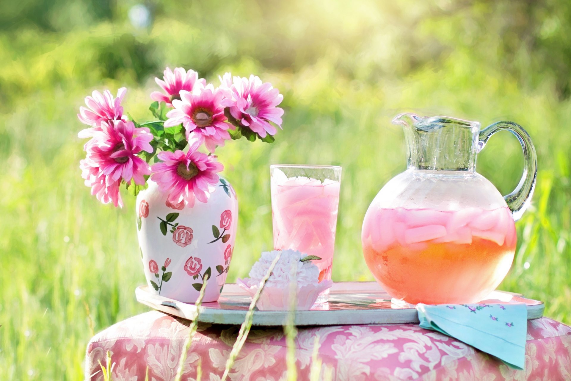 blumen rosa blumenstrauß vase limonade getränk kuchen krug glas sommer gras natur