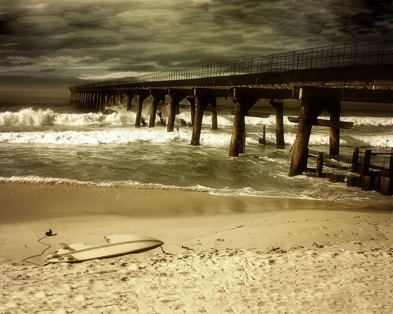 cassé mer plage sable vagues nuages orage tempête pont vide