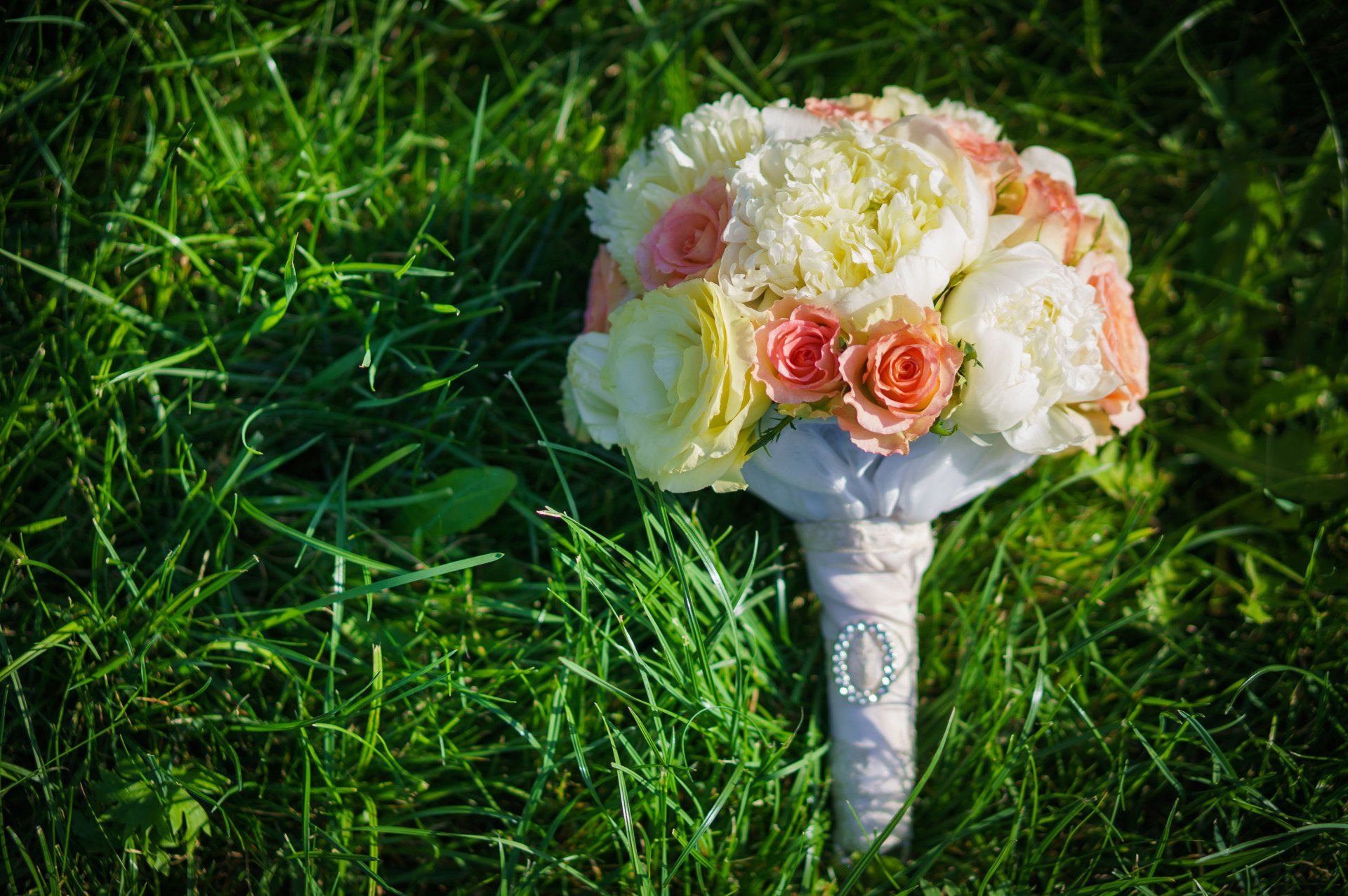 herbe fleurs bouquet roses pivoines