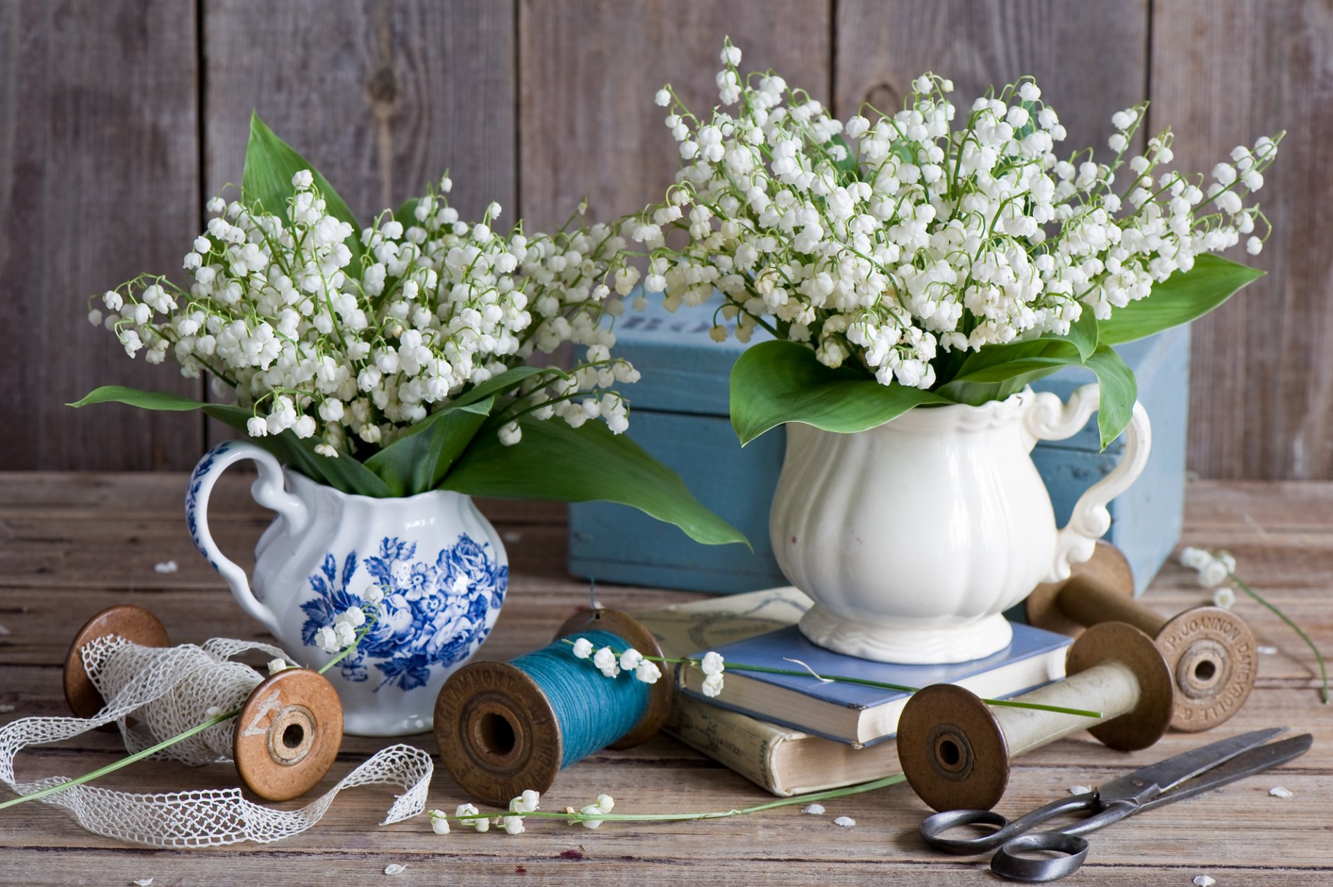 muguet bobines fils tresse ciseaux livres nature morte