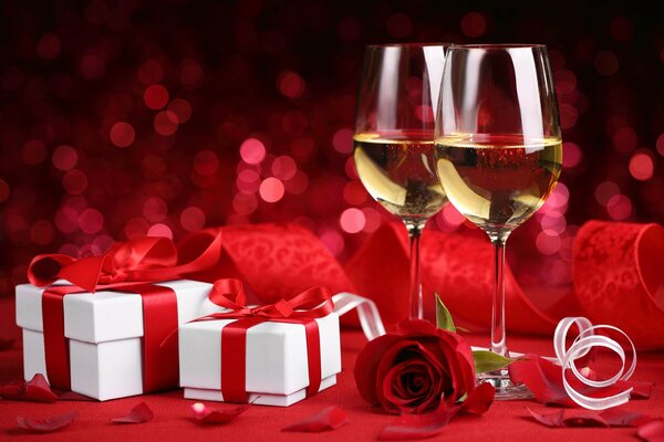 Verres de champagne avec Rose rouge et cadeaux