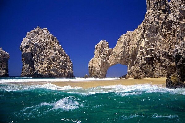 Favolosamente belle rocce dalle onde blu