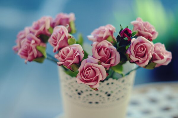 Florero con delicadas rosas Rosadas