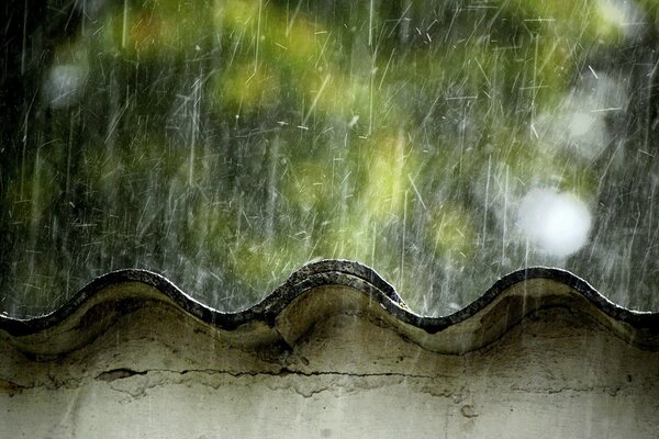 La lluvia despiadada no perdona la vieja pizarra