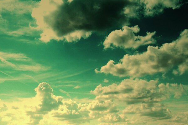 Azurblauer Himmel und weiße Wolken