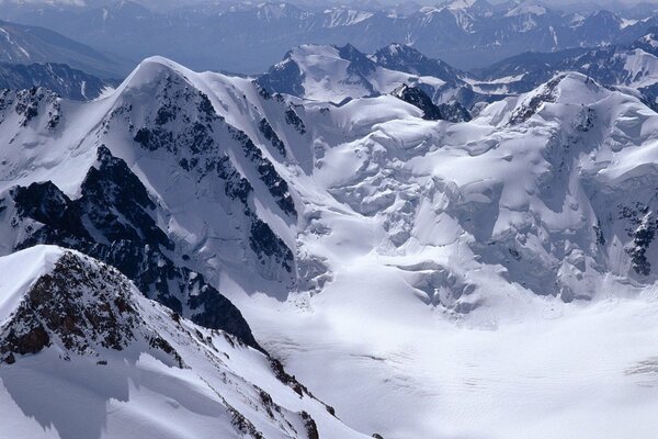 Schneebedeckte Berge. Scharfe und gefährliche Felsen