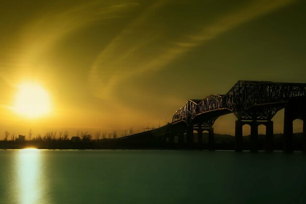 Hermoso amanecer sobre el río