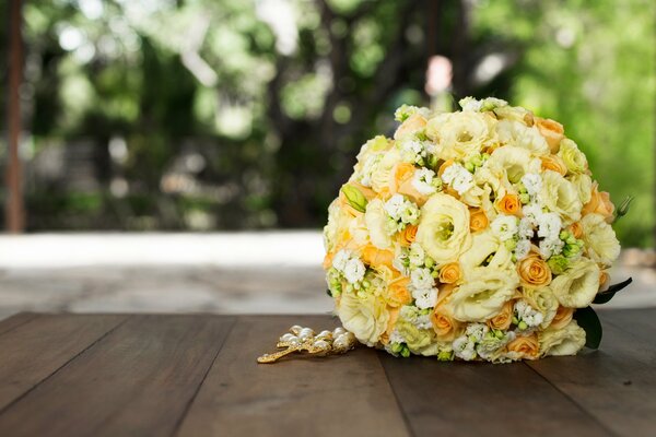 Beau bouquet de mariage de roses