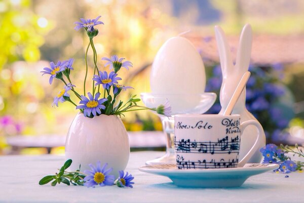 Bodegón con jarrón de Aciano, taza de té y conejo de porcelana