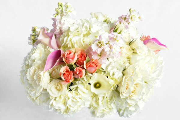 Bouquet blanc délicat avec un accent sur les roses