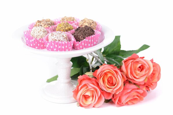 Bouquet de roses et de bonbons sur un stand