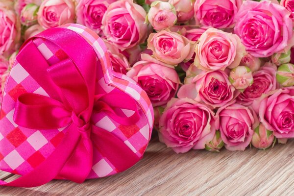 Regalo da una scatola di cuore e rose rosa