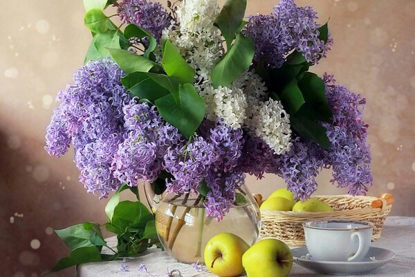 Натюрморт с букетом сирени, яблоками и чашкой