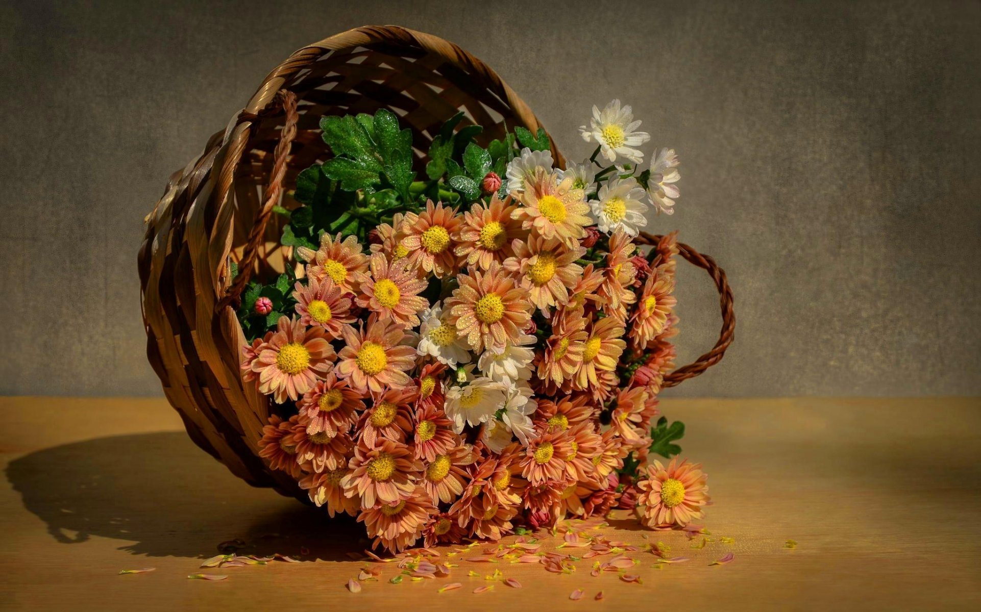 cesta flores gotas agua