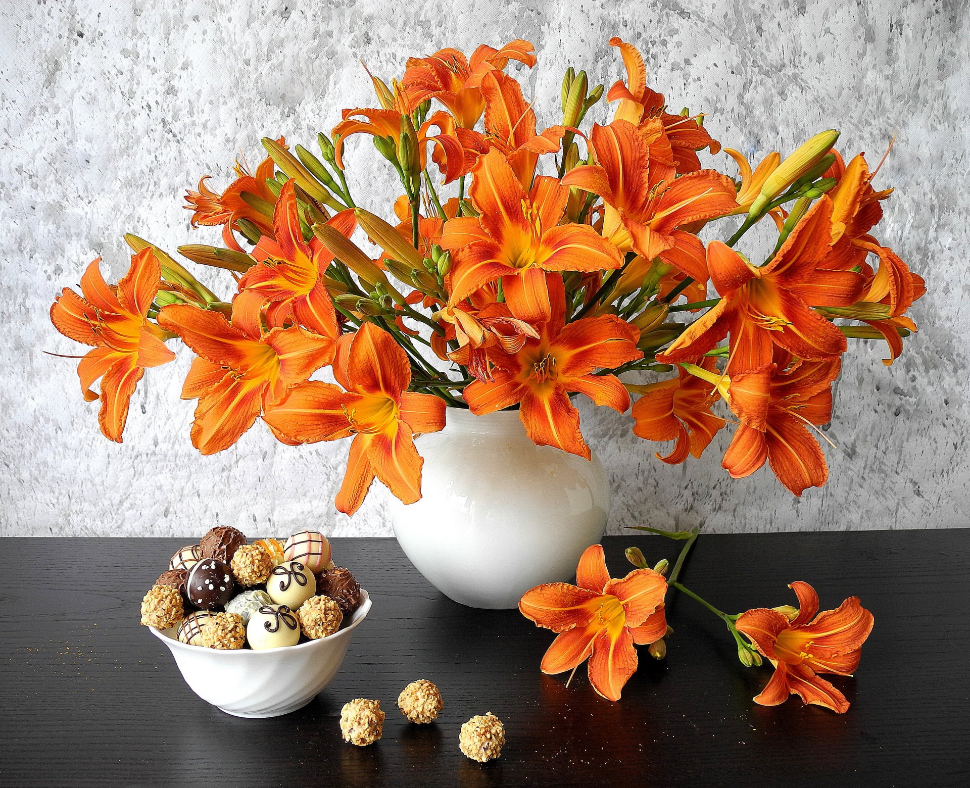 naturaleza muerta florero ramo lirios pétalos galletas