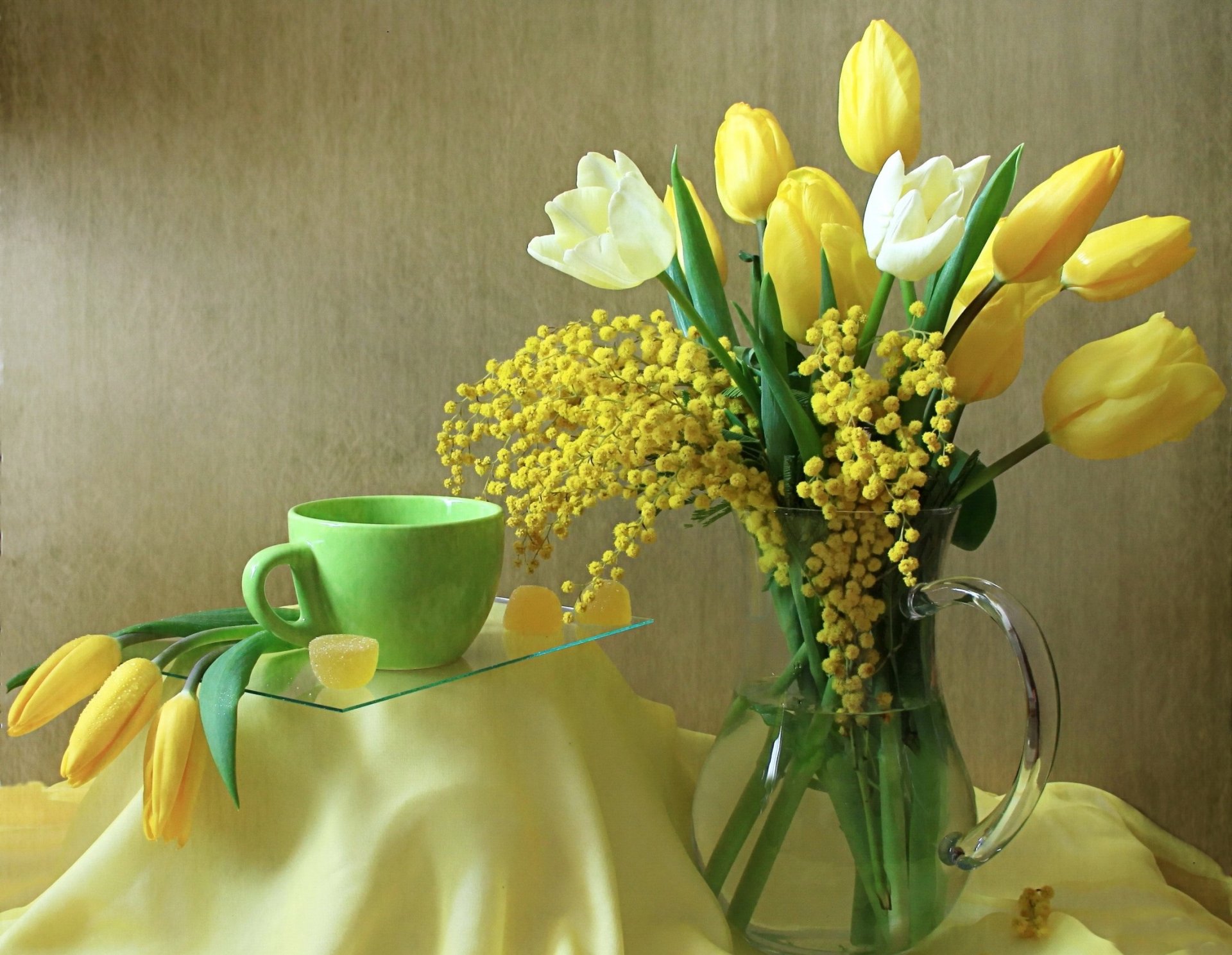 nature morte cruche fleurs tulipes tasse marmelade mimosa
