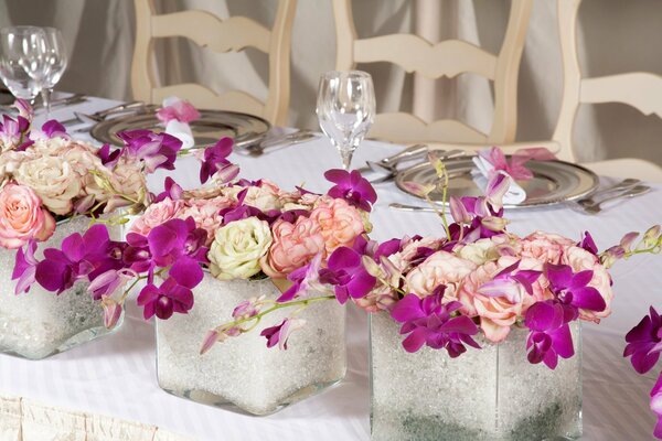 Ramos de flores rosas y orquídeas