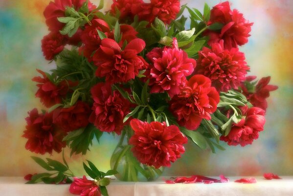 Nature morte avec des fleurs rouges dans un vase