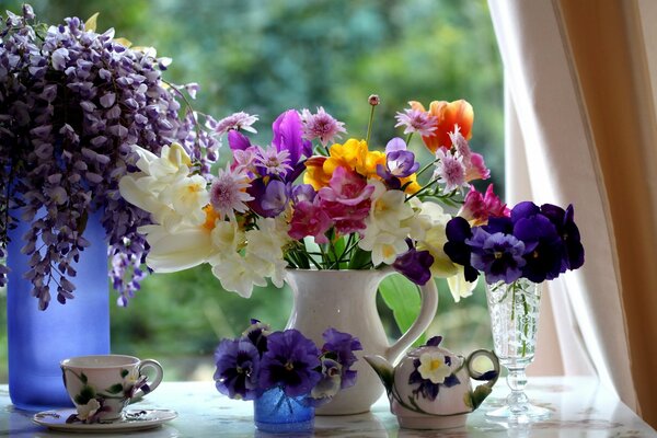 Tee im Land. Stillleben mit Blumen
