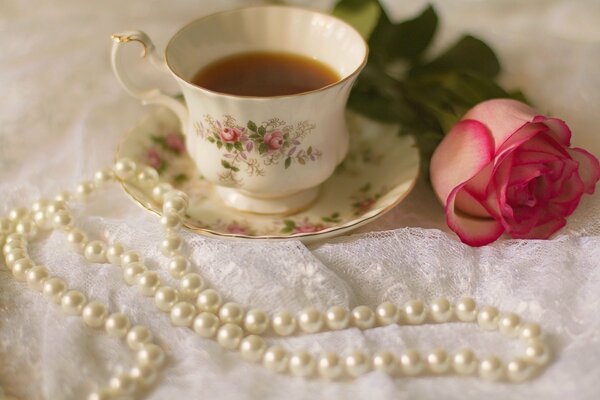 La mattina inizia con una tazza di tè