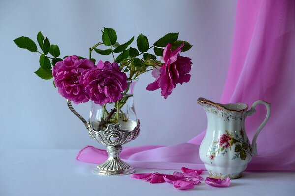 Auf dem Tisch steht eine Vase mit roten Blumen
