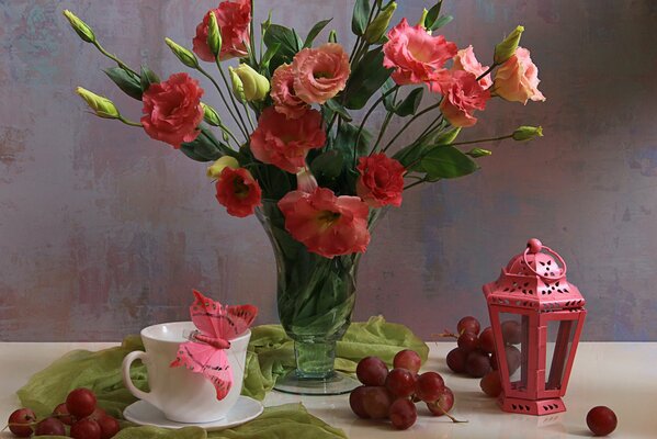 Vase mit Blumen, Stillleben Tasse mit Schmetterling