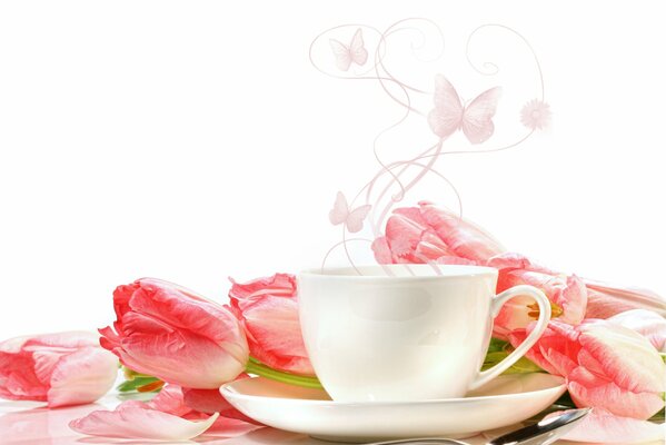 Tazza di tè con bouquet di tulipani