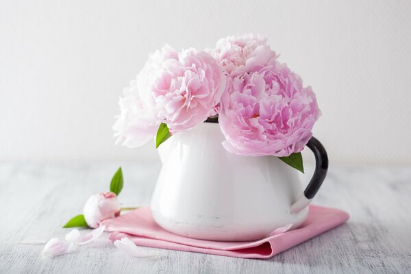 Pivoines délicates dans un vase sur la table