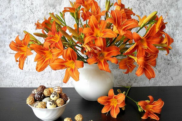 Florero con ramo de lirios de color naranja
